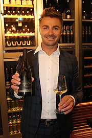 Starwinzer Leo Hillinger eröffnet "Leo Hillinger Wineshop & Bar" in München-Lehel - dazu passend vorgestellt wurde der "Minga" (©Foto: Martin Schmitz)